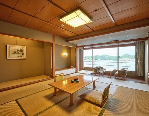 【なぎさ館 和室】勝浦湾を一望できます