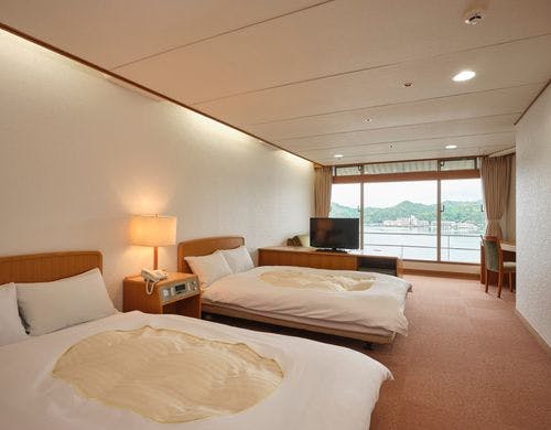 【なぎさ館 洋室】勝浦湾側のお部屋です