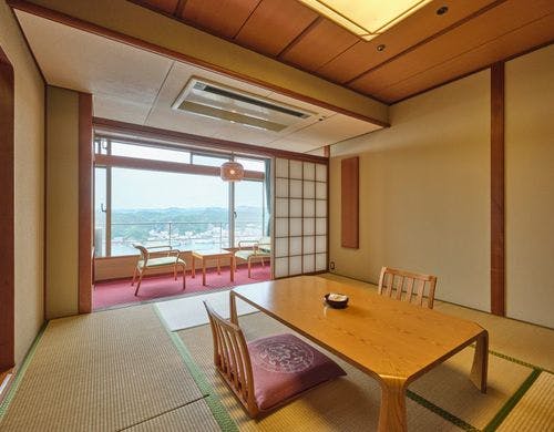【山上館 和室：勝浦湾側】