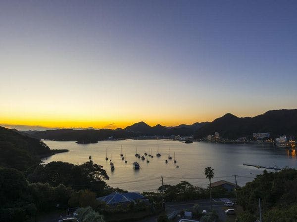 ท่าเรือชิโมดะที่ถูกย้อมด้วยสีส้ม เป็นทิวทัศน์ที่งดงาม