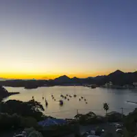 ท่าเรือชิโมดะที่ถูกย้อมด้วยสีส้ม เป็นทิวทัศน์ที่งดงาม