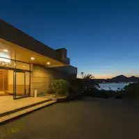 秋の夕暮れ時の玄関から。