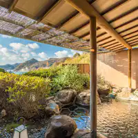 บ่อน้ำพุร้อนกลางแจ้งในสวนสำหรับสุภาพสตรี