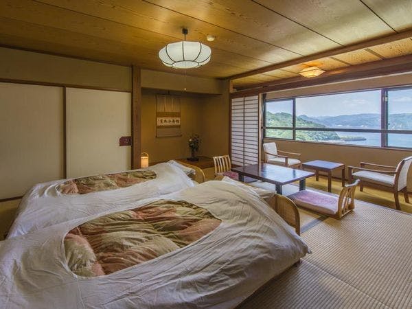 นี่คือห้องพักสไตล์ญี่ปุ่นพร้อมเตียงหวาย