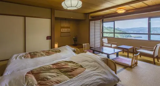和室に籐のベッドを置いたお部屋です。
