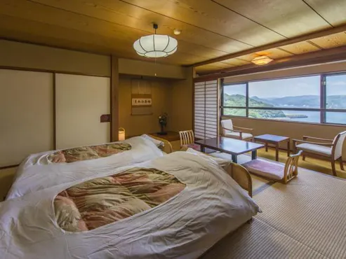 นี่คือห้องพักสไตล์ญี่ปุ่นพร้อมเตียงหวาย