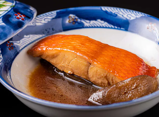 ふっくらと煮付けた金目鯛は切り身で