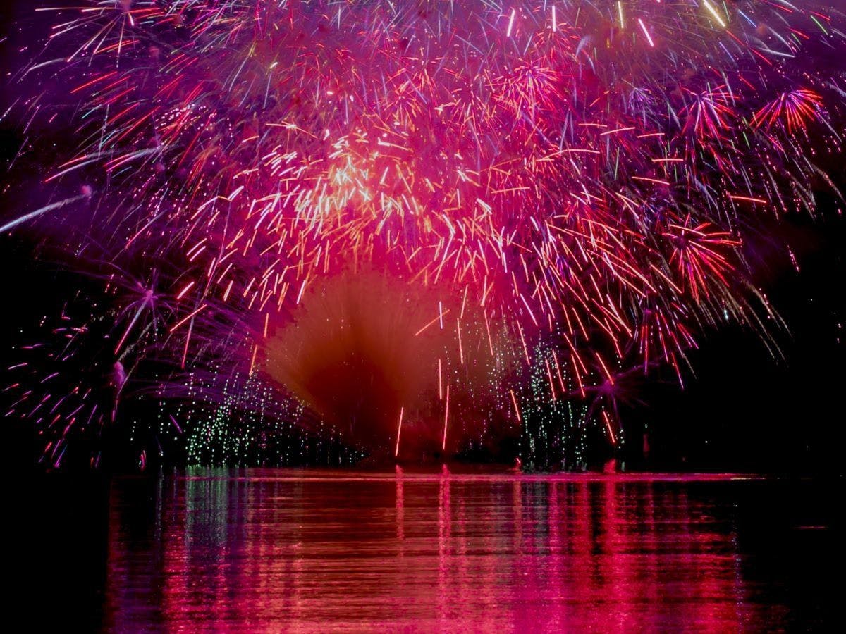 毎年5月、黒船祭の初日に花火が上がります