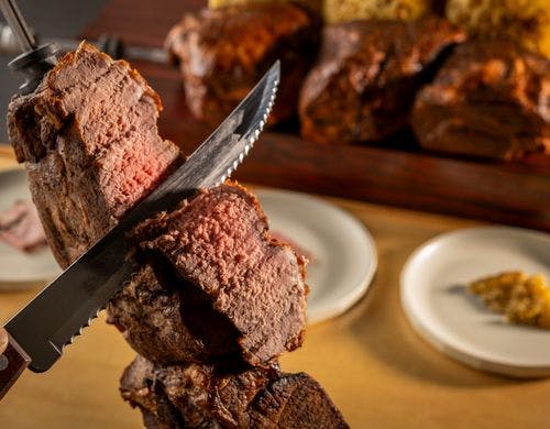 シェフがその場で切り分ける絶品シュラスコ