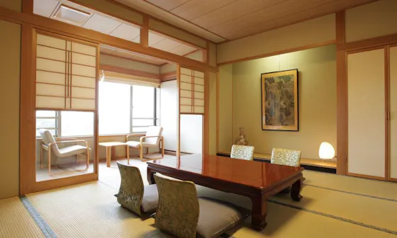 후쿠우라 팔경을 조망할 수 있는 10조 다다미 일본식 방 '치히로'.