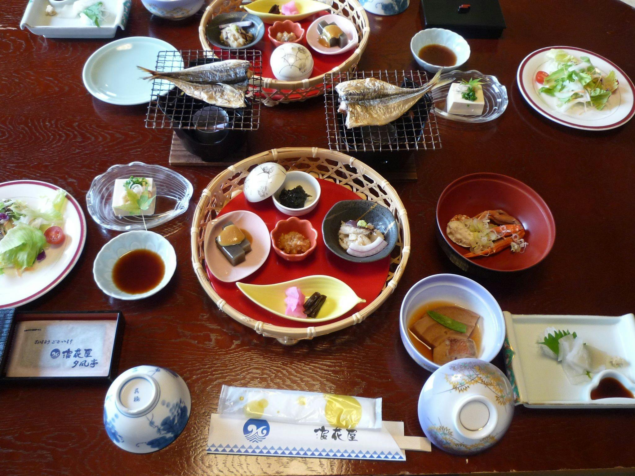 조식은 지역 재료를 사용한 일본식 정식입니다.