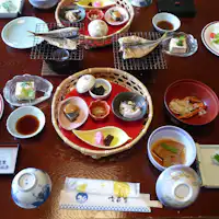 조식은 지역 재료를 사용한 일본식 정식입니다.