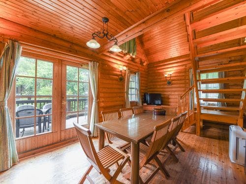 *【部屋(ログハウス)】