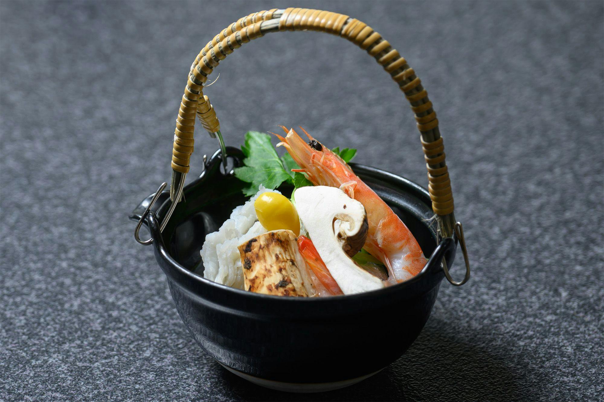 一度は体験したい贅沢三昧！焼き松茸が1人に2本付いた「焼き松茸付き海鮮会席」　全室オーシャンビュー