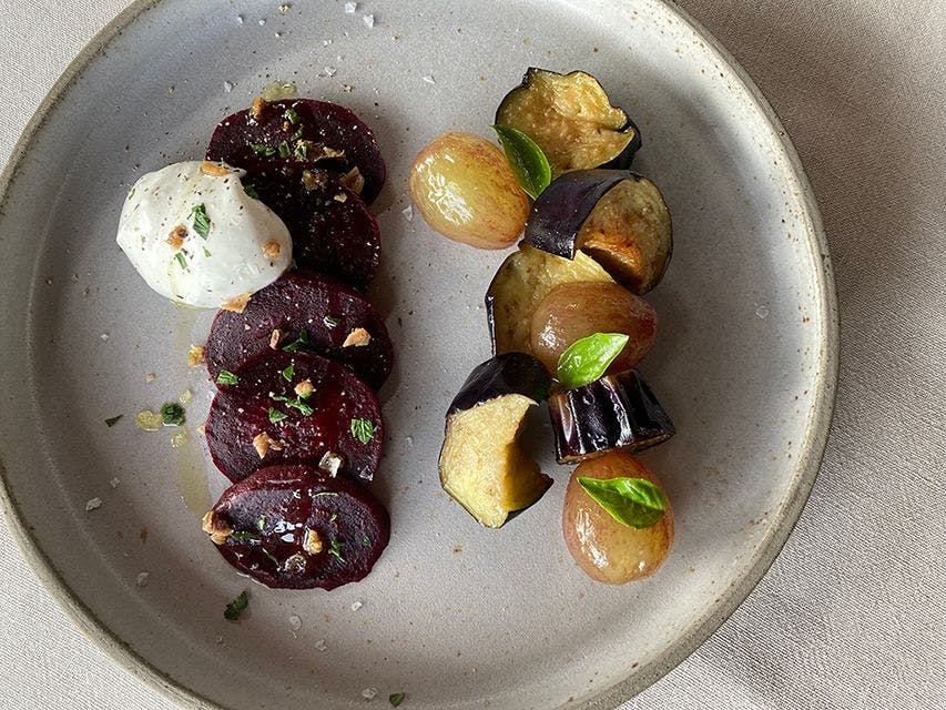 秋ナスと久美浜特産の葡萄を合わせた前菜