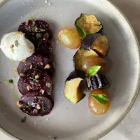 秋ナスと久美浜特産の葡萄を合わせた前菜