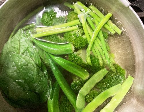 その日朝収穫した畑の野菜を朝食で。