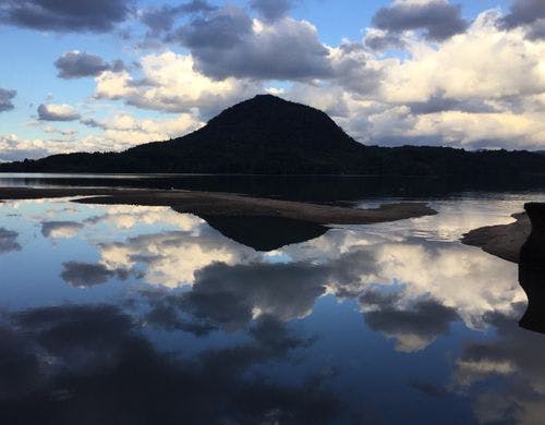 冬は荒れた天候のおかげで雲景色が面白い。