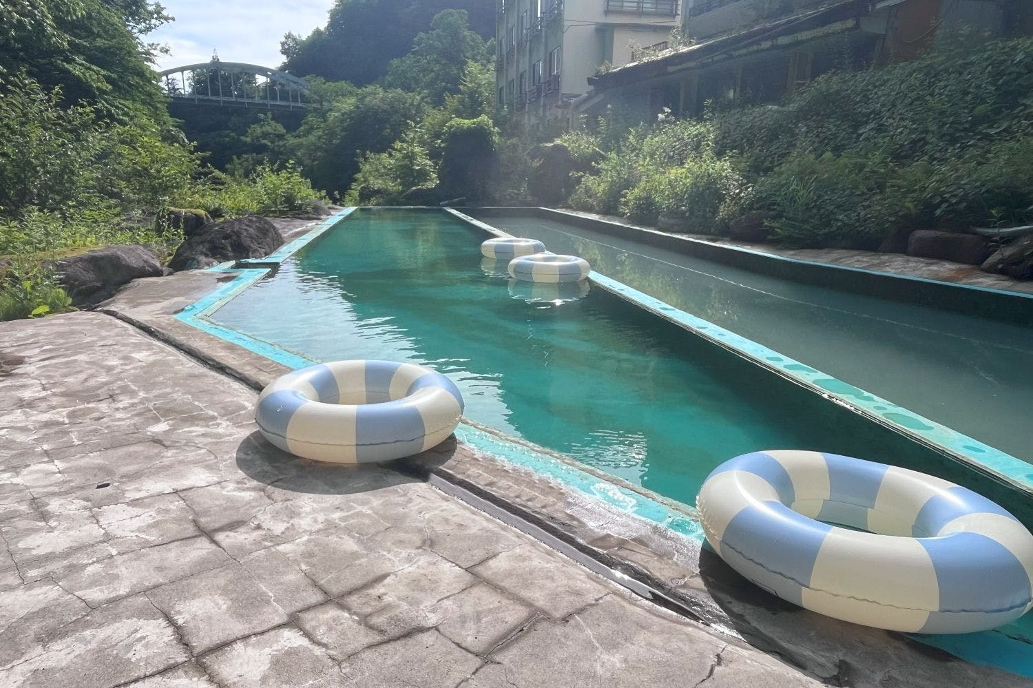 สระว่ายน้ำอุ่นจะเปิดให้บริการถึงสัปดาห์แรกของเดือนตุลาคม