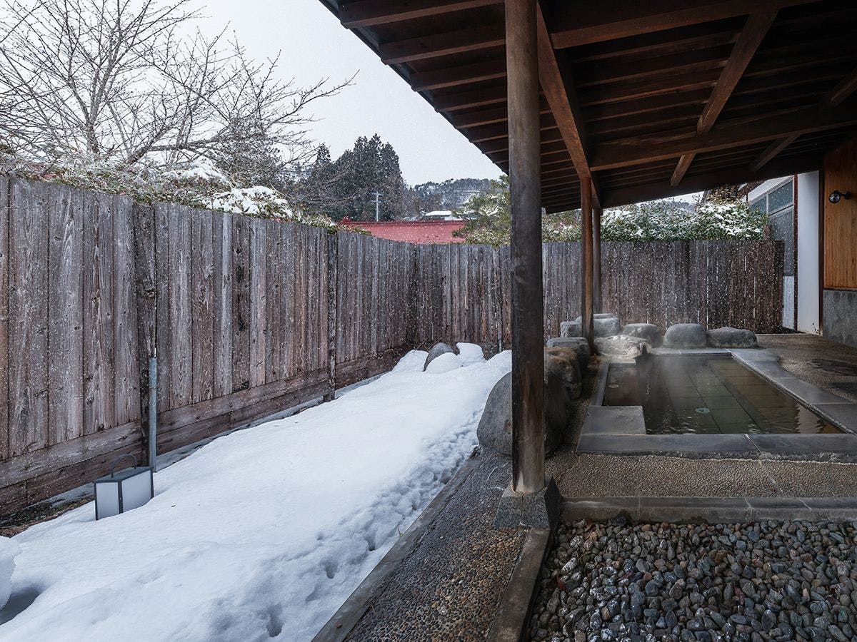 อ่างอาบน้ำกลางแจ้งชมวิวหิมะ