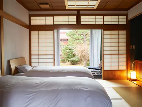 ห้องนอนสไตล์ญี่ปุ่นพร้อมอ่างอาบน้ำพุร้อนในร่ม