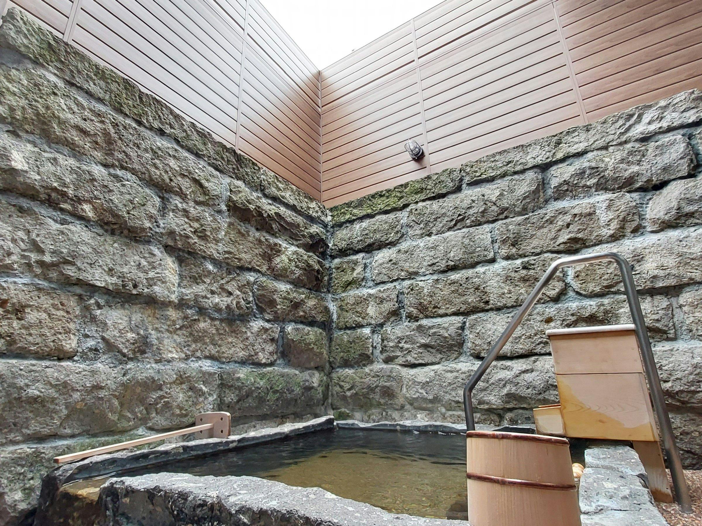 อ่างอาบน้ำส่วนตัว 'ยามาเซมิ': อ่างอาบน้ำกลางแจ้ง