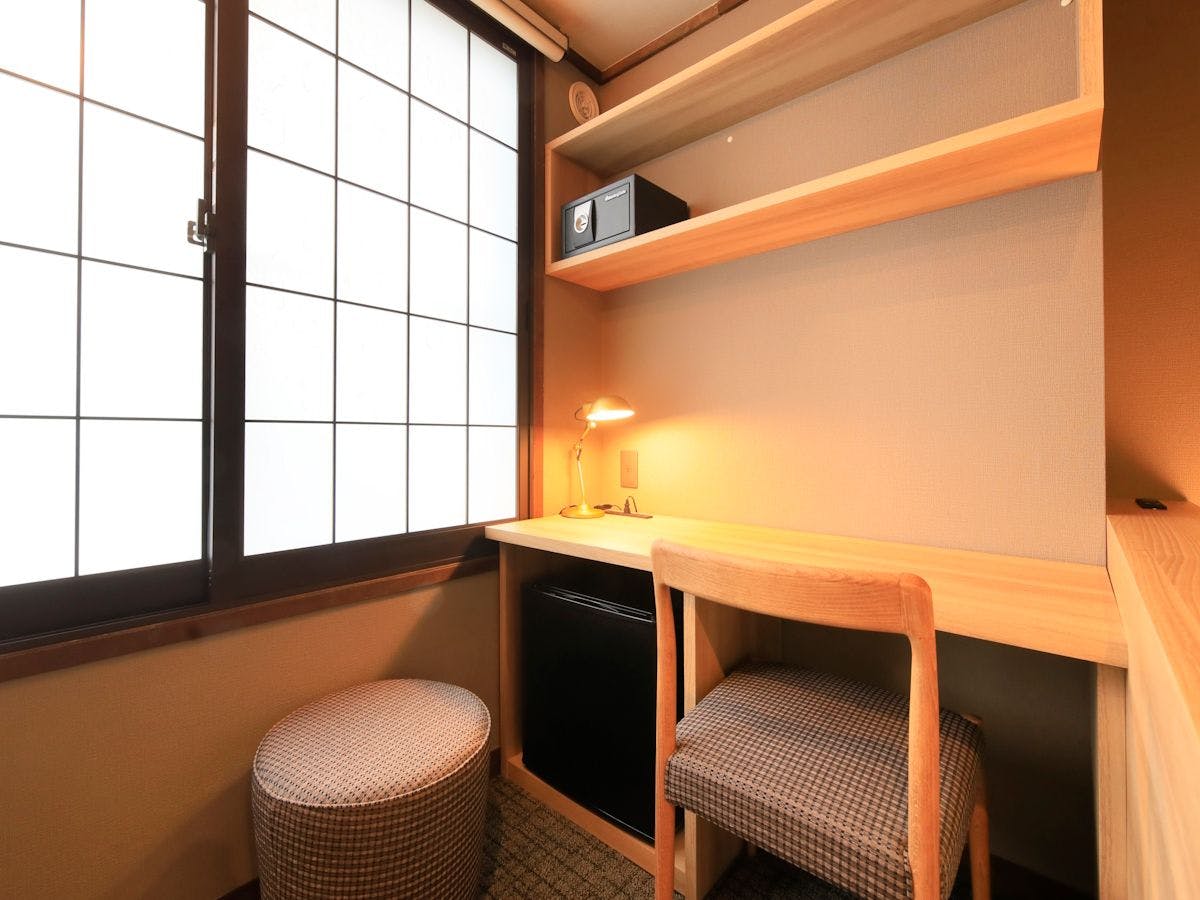 【クイーンベッド洋室】