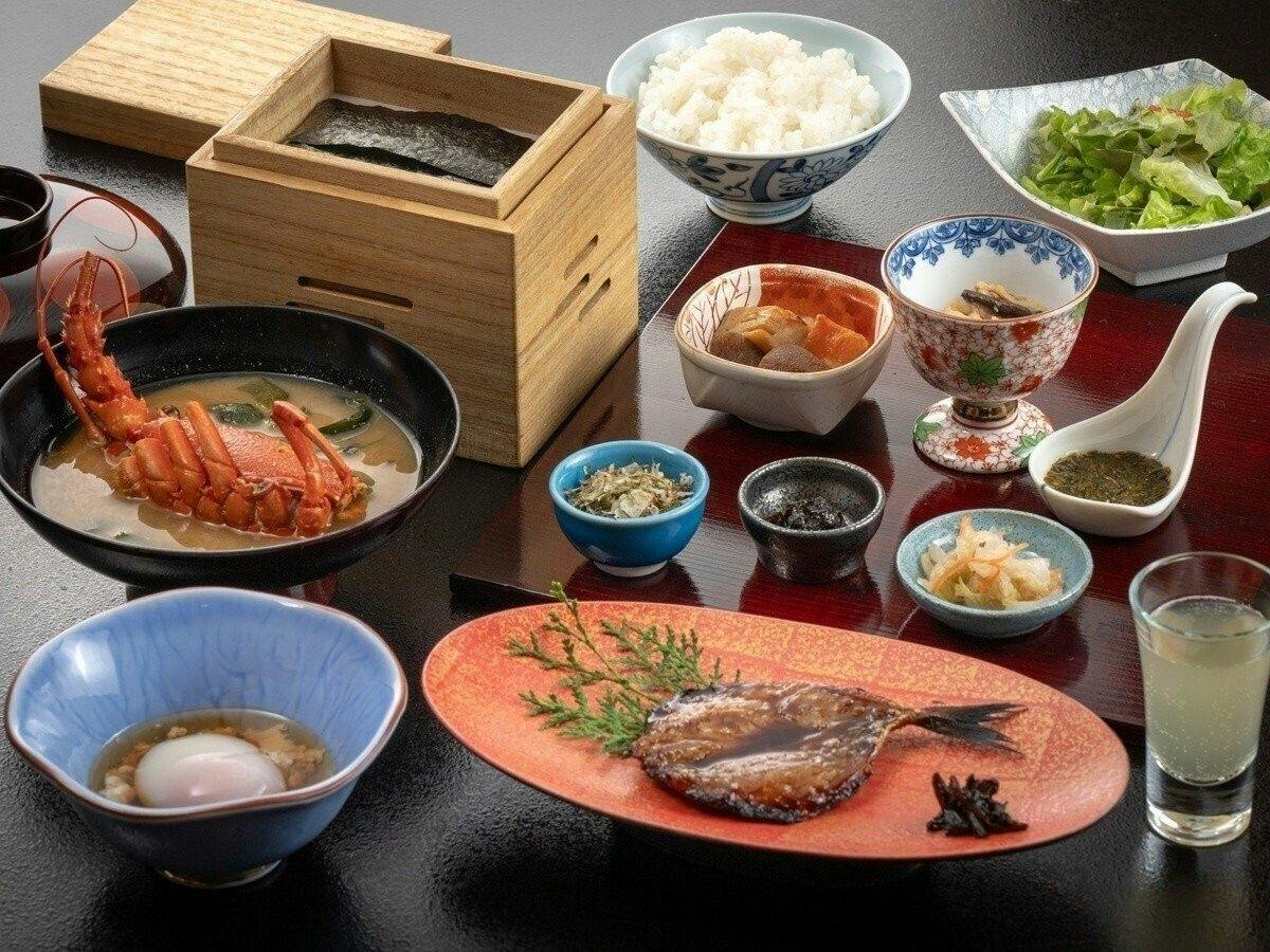 【和朝食付き】地元食材を味わう朝ごはん！伊勢海老だし味噌汁と海辺の恵みを個室で