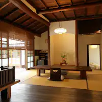 中庭をのぞむ居間