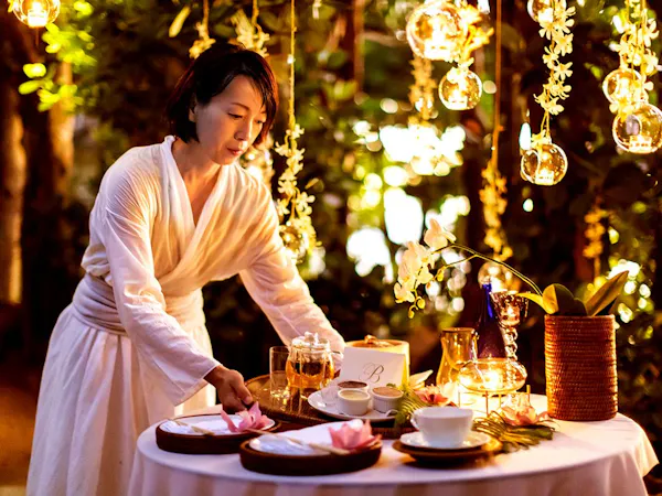 【大切な記念日に】亜熱帯の花々に包まれる、祝福のヴィラステイ|フラワーバス・夕朝食付き