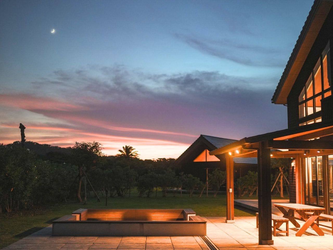 อาคารหลัก - ลานบาร์บีคิว (วิวยามเย็น)