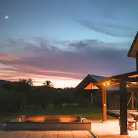 อาคารหลัก - ลานบาร์บีคิว (วิวยามเย็น)