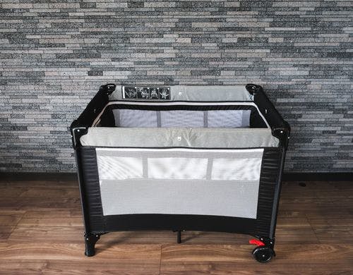 ベビーベッド（可動式）