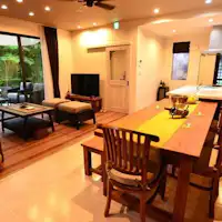 21畳のリビング、隣に7畳の和室で広々