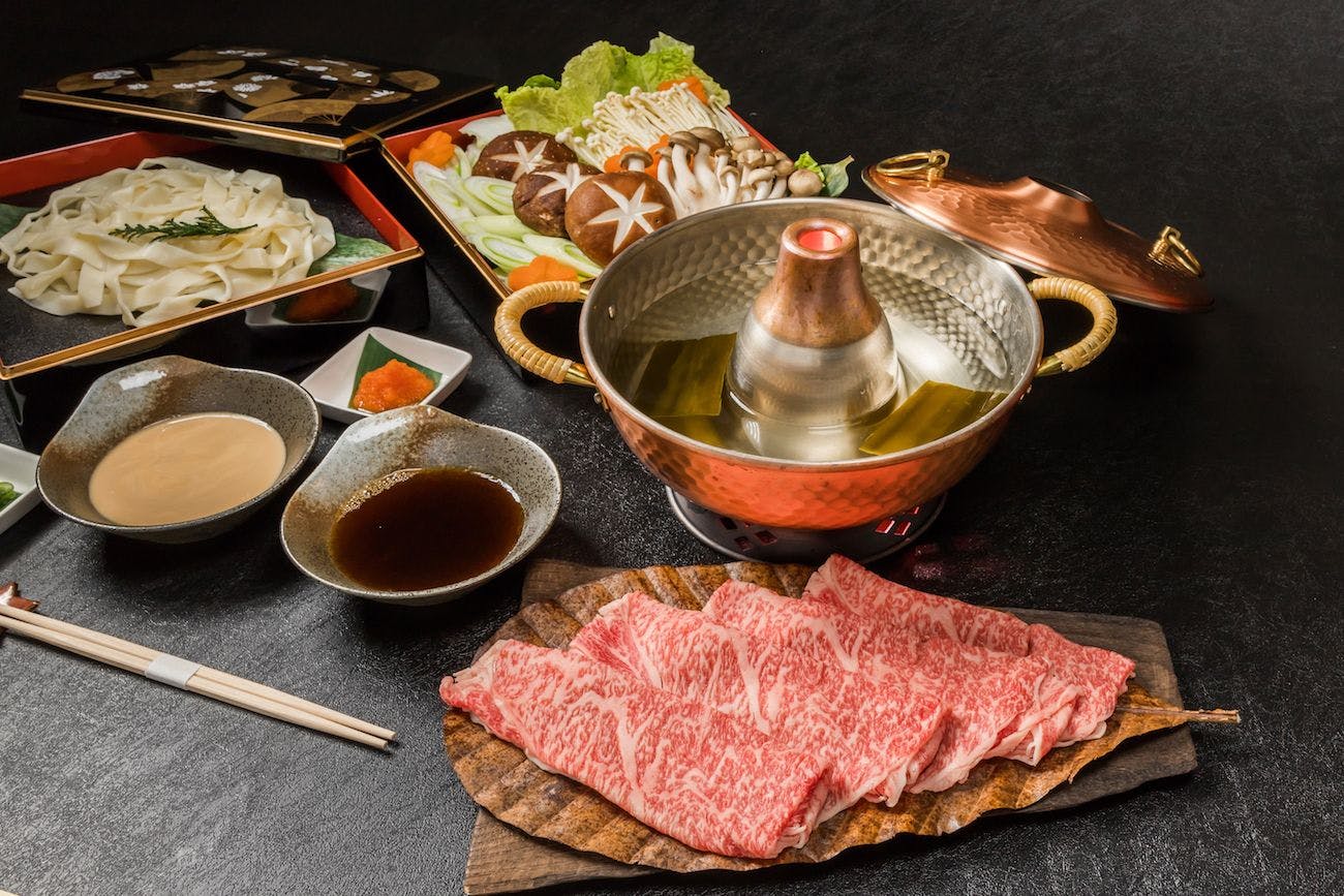 【Bao gồm bữa tối và sáng】Mùa đông giới hạn ＜Bữa tối＞Lẩu shabu-shabu bò Wagyu đen hạng A5 ＜Bữa sáng＞Set bánh mì nướng nóng