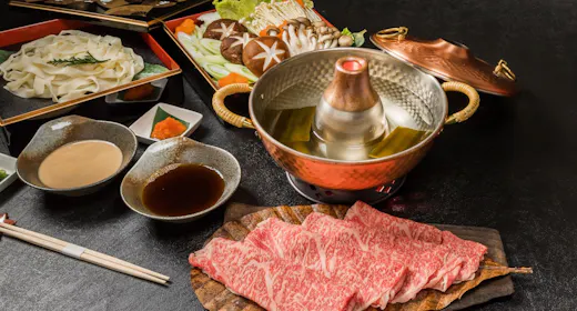 【Bao gồm bữa tối và sáng】Mùa đông giới hạn <Bữa tối>Lẩu shabu-shabu bò Wagyu đen hạng A5 <Bữa sáng>Set bánh mì nướng nóng