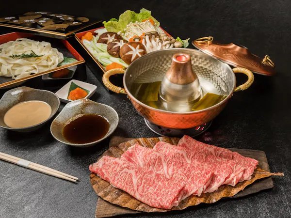 【저녁・아침 식사 포함】겨울 한정 <저녁> A5 등급 흑모 와규 샤부샤부 코스 <아침> 핫샌드 세트