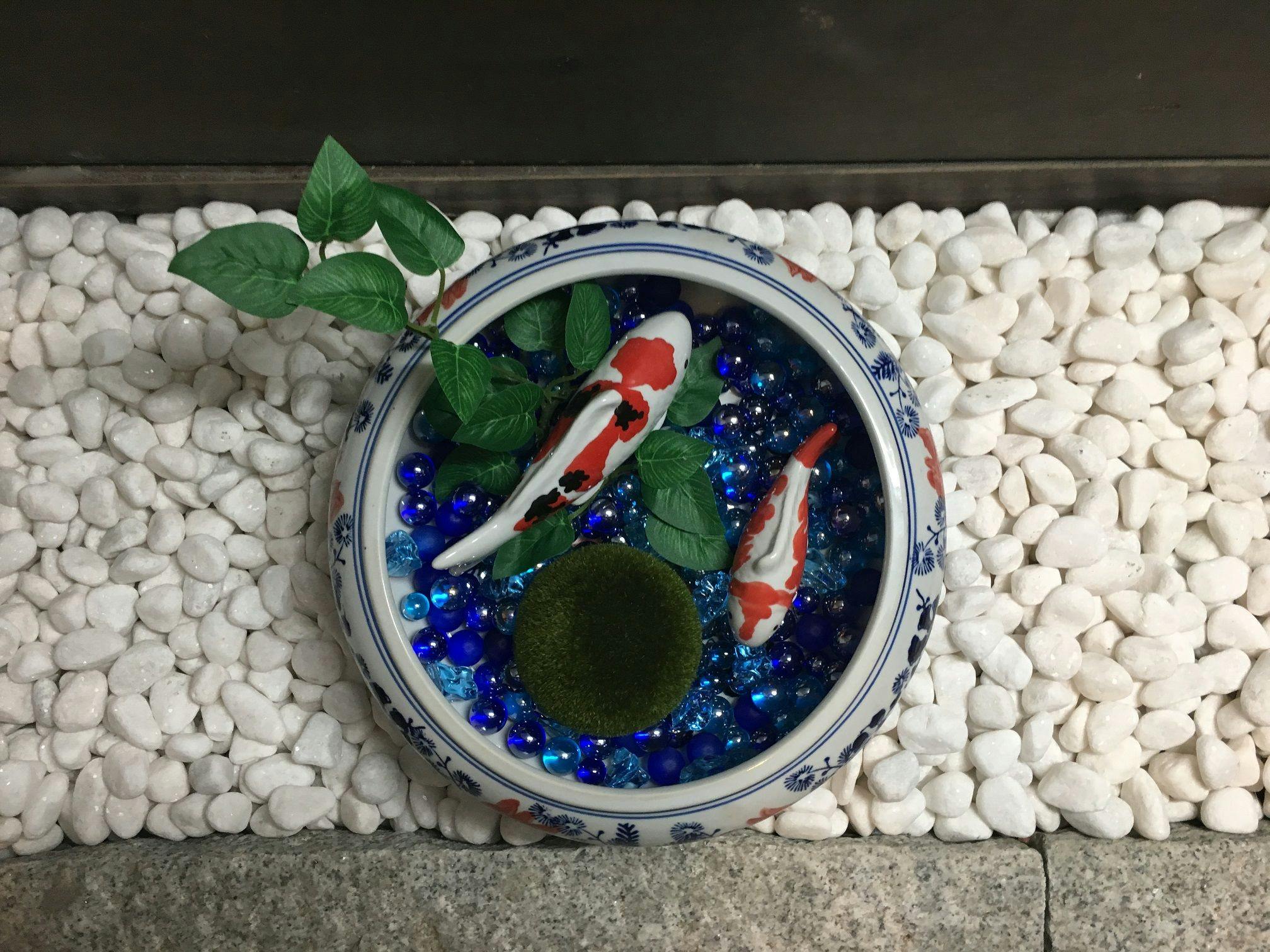 玄関では鯉がお出迎え