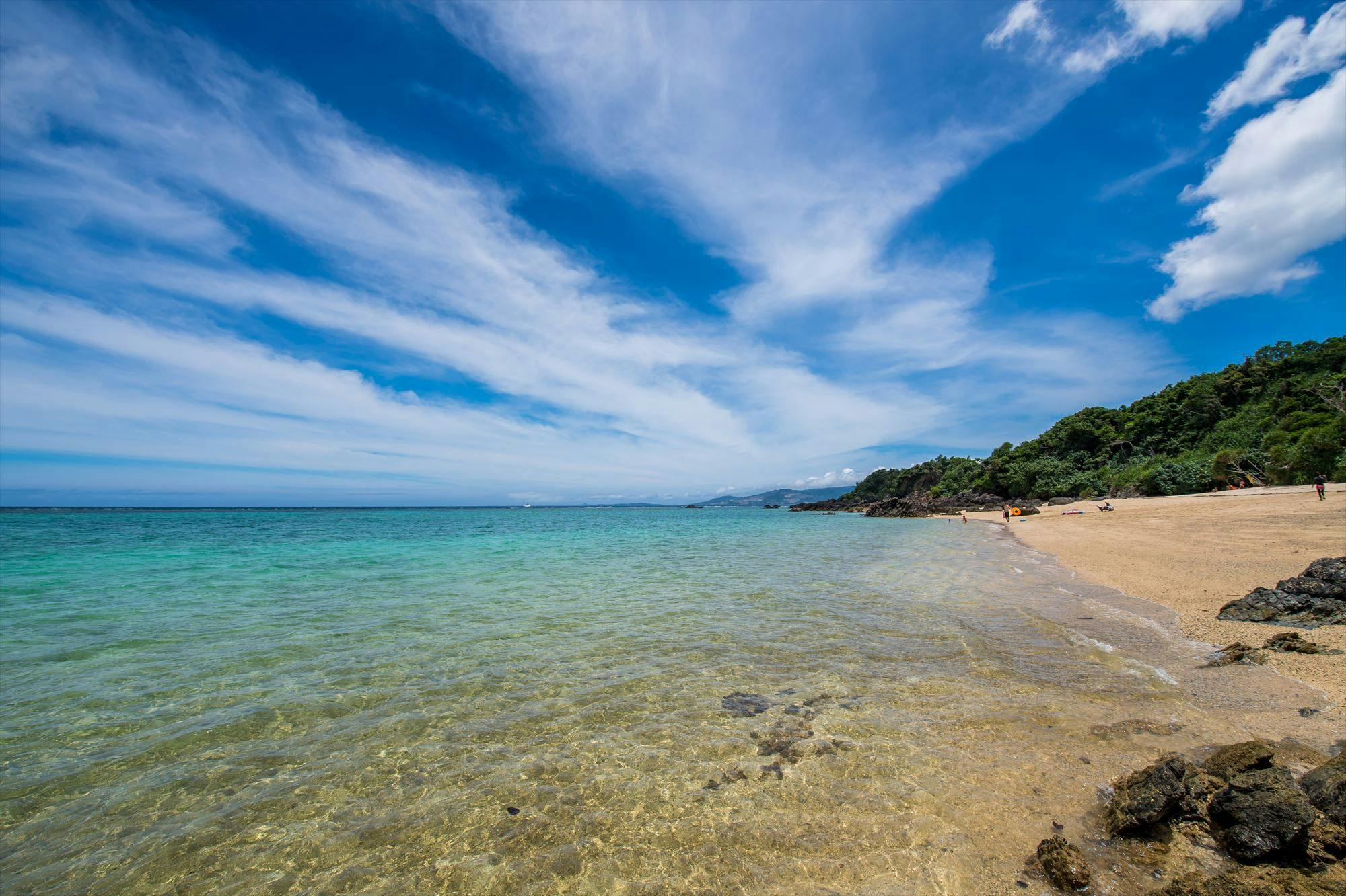［徒歩5分のところにある天然ビーチ］
