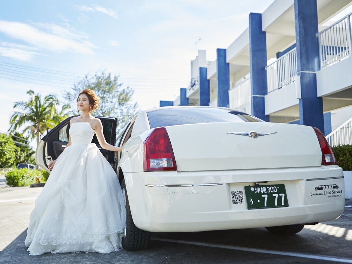 リムジンでウェディングパーティー