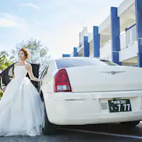 リムジンでウェディングパーティー