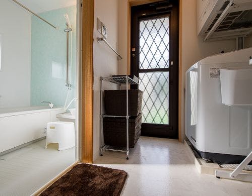 脱衣所スペースも広々！洗濯乾燥機付き♪