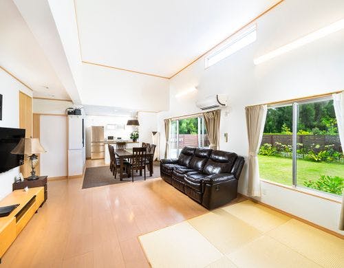 お子様連れでも安心なフラットなリビング