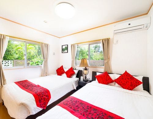 赤をアクセントに南国の雰囲気を楽しむ♪