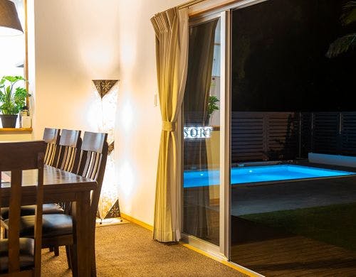 テーブルを囲むと自然と笑顔溢れだす空間へ