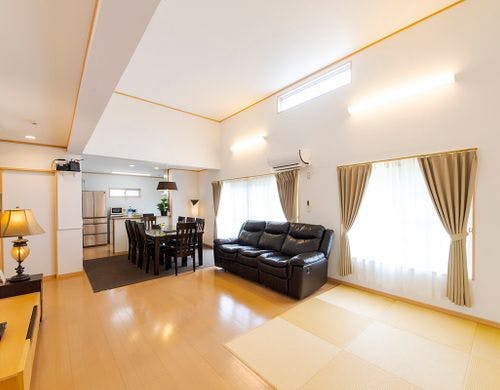 太陽の光が降り注ぐリビングダイニング♪