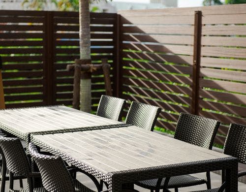 広々ガーデンチェアーとテーブル完備！！