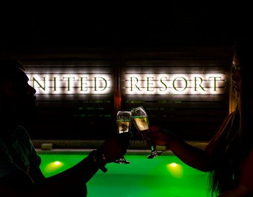 光り輝くプールはラグジュアリーな空間♪