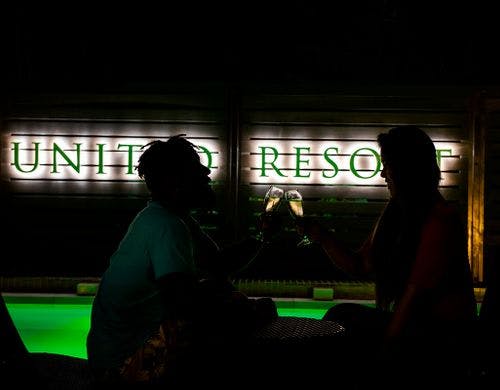 夜のプールサイドで素敵な時間を♪