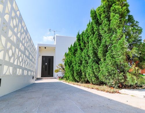 ［玄関／昼］プール付プライベートヴィラ